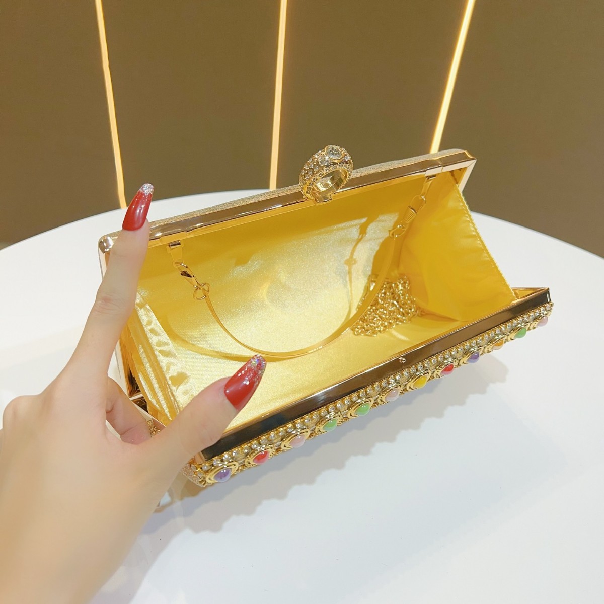 กระเป๋าคลัทช์หรูหราประดับเพชร  - Luxury Bags Europe บทวิจารณ์และราคา